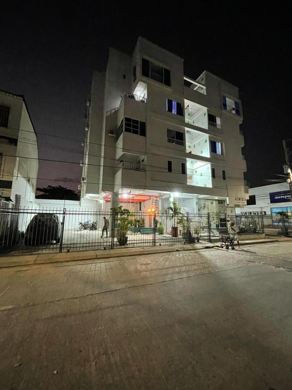 Fancy With Balcony Near Old Town Apartamento